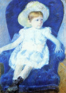 メアリー・カサット Painting - 青い椅子のエルシーの母親たち メアリー・カサット